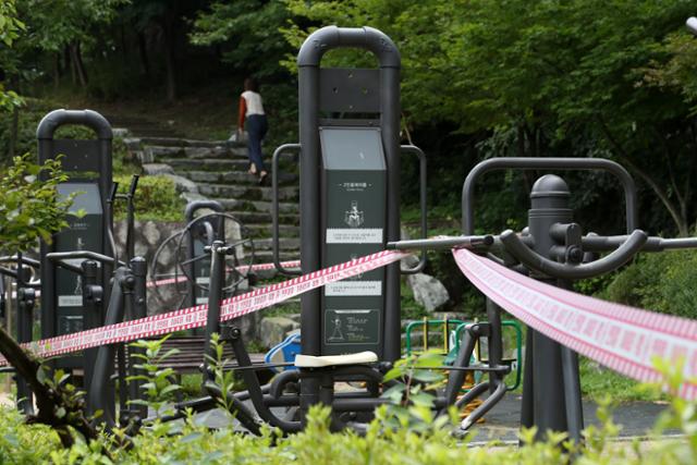 수도권 사회적 거리두기가 2단계로 완화된 14일 서울 종로구 인왕산 운동공간이 폐쇄돼 있다. 뉴스1