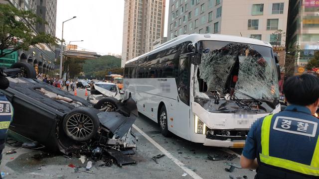 14일 오후 5시 43분께 부산 해운대구 중동역 인근 교차로에서 7중 충돌 사고가 나 운전자 등 7명이 다쳤다. 소방본부제공 제공