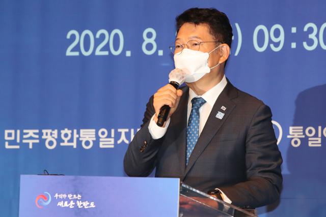 지난달 21일 오전 서울 종로구 포시즌스호텔에서 열린 평화통일포럼 '광복 75주년, 새로운 한반도 건설을 위한 역할과 과제'에서 송영길 국회 외교통일위원장이 축사하고 있다. 연합뉴스