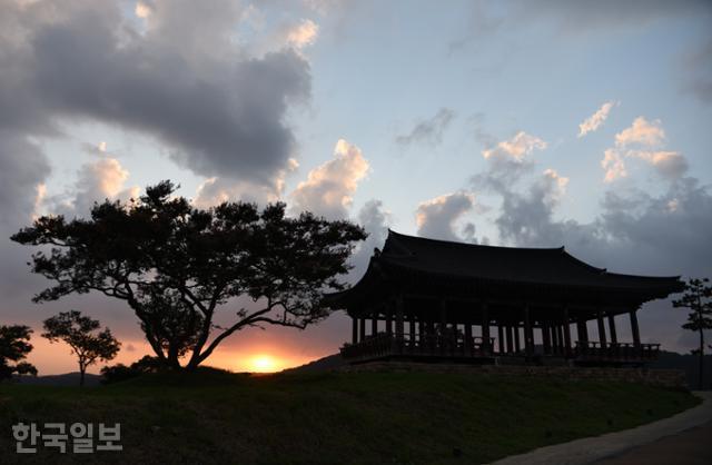 해질 무렵의 충청수영성 영보정. 정약용과 이항복이 일대 풍광과 함께 조선 최고의 정자라 칭송했던 곳이다.