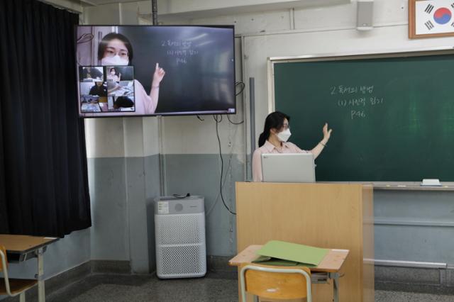 대구 경명여고 교사가 지난 14일 교실에서 모니터에 여러 개의 창을 띄워놓고 실시간 쌍방향 원격수업을 진행하고 있다. 대구시교육청 제공