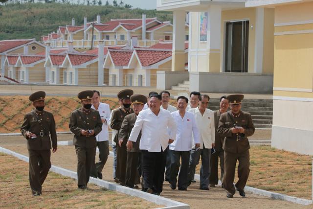 김정은 북한 국무위원장이 수해 복구 작업을 마친 황해북도 금천군 강북리에 현지지도를 나선 모습을 15일 노동신문이 공개했다. 평양=노동신문 뉴스1