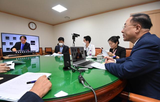 2019/2020년도 아시아개발은행(ADB) 총회 의장인 홍남기 부총리 겸 기획재정부 장관이 14일 서울 종로구 정부서울청사에서 아사카와 아시아개발은행(ADB) 총재와 주요 의제 및 상호 협력관계 강화 방안을 논의하고자 화상 면담을 하고 있다. 기재부 제공