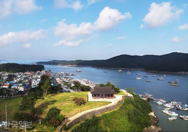 충청수영성은 엄격하고 스산한 군영이라는 이미지와 달리 예부터 주변 풍광이 아름답기로 소문난 곳이다. 영보정 아래로 쪽빛 바다가 펼쳐진다.