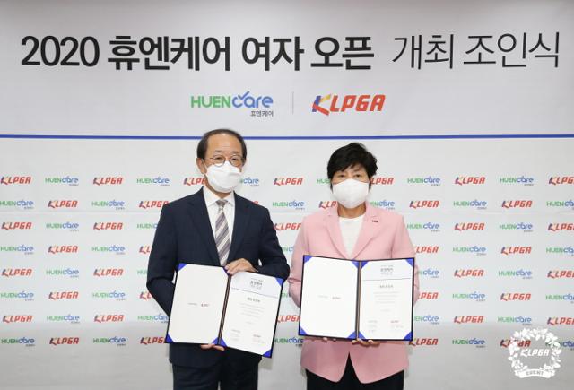 15일 서울 강남구 사무국에서 열린 '2020 휴엔케어 여자오픈' 개최 조인식에서 하영봉 삼양인터내셔날 부회장(왼쪽)과 강춘자 KLPGT(한국여자프로골프투어주식회사) 대표이사가 기념 촬영을 하고 있다. KLPGA 제공