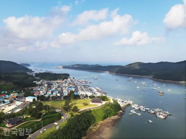 천수만 물길이 내륙으로 깊숙히 파고 든 지점에 위치한 보령 오천항과 충청수영성. 성은 언덕 위 영보정에서부터 마을을 한 바퀴 두르고 있다. 바깥 바다 수평선 부근이 태안 안면도다.