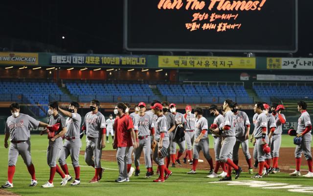 10일 대전 한화전에서 11연패 탈출에 성공한 SK 선수들. 뉴스1