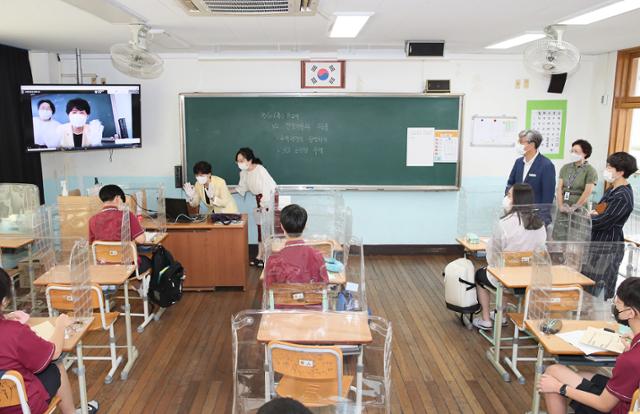 강은희 대구시교육감이 최근 등교수업과 실시간 쌍방향 수업을 동시에 진행하는 한 중학교를 방문, 수업 과정을 살펴보고 있다. 대구시교육청 제공