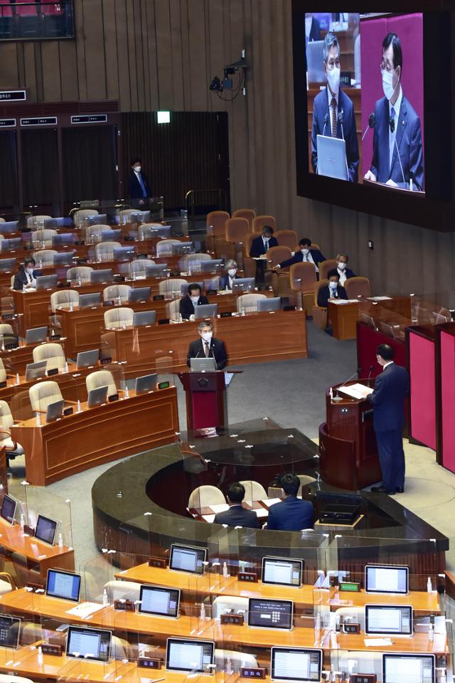 정경두 국방부 장관이 15일 오후 국회 본회의에서 진행된 외교통일안보에 관한 대정부질문에서 민홍철 더불어민주당 의원의 질의에 답변하고 있다. 뉴시스