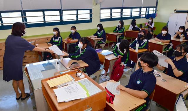 14일 오전 광주 남구 서진여자고등학교에서 2학년 학생들이 2학기 개학 한달여만에 첫 등교수업을 하고 있다.뉴시스