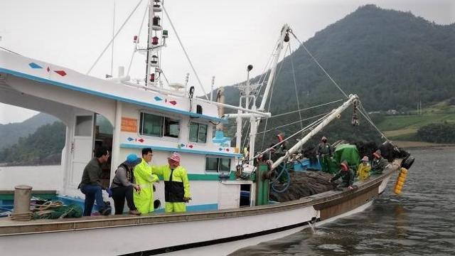 단속 공무원이 어업 허가 및 적법 여부를 확인하고 있다. 보성군 제공