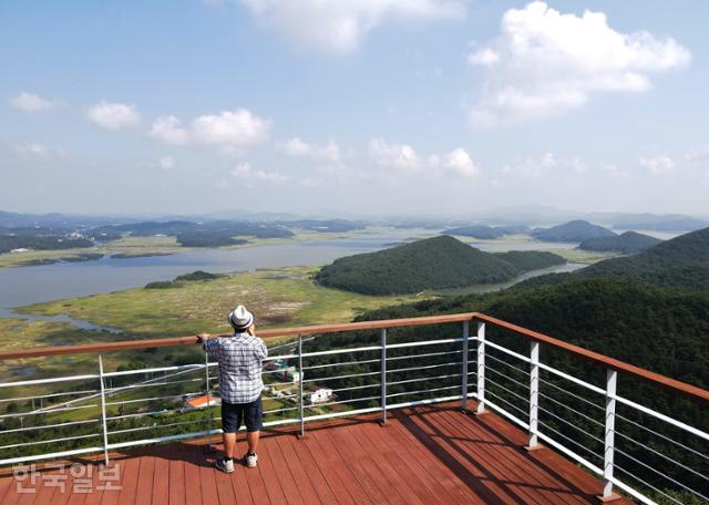 충청수영 해양경관전망대 풍경. 광천천과 빙도(맨 오른쪽 상단 작은 섬) 주변으로 드넓게 습지가 형성돼 있다.