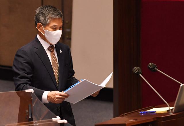 정경두 국방부 장관이 15일 국회 외교·통일·안보 분야 대정부질문에 답변하기 위해 발언대로 나오고 있다. 연합뉴스