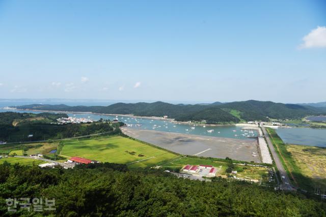 오천면 상사봉 중턱의 충청수영 해양경관전망대에 오르면 오천항~보령방조제~빙도에 이르기까지 일대 풍광이 시원하게 펼쳐진다.