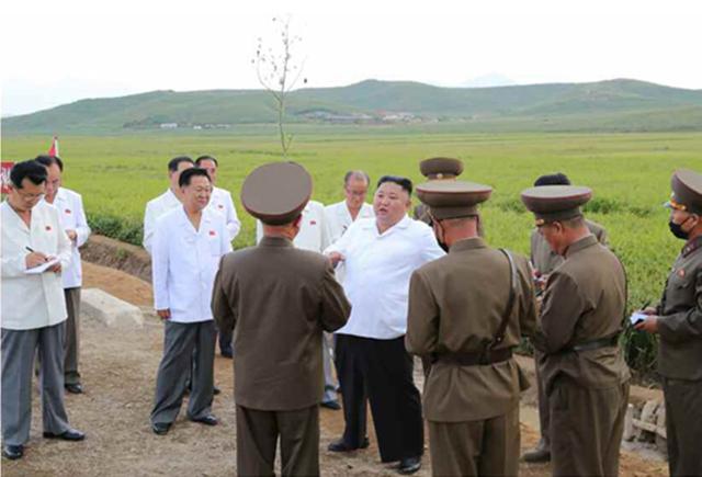 노동당 기관지 노동신문은 15일 김정은 국무위원장이 태풍 피해복구를 마친 황해북도 강북리 현장을 돌아봤다고 보도했다. 연합뉴스