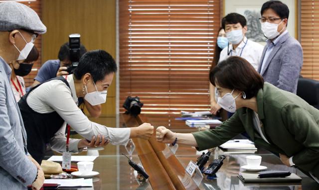 유은혜 (오른쪽)부총리 겸 교육부 장관이 16일 정부세종청사 교육부에서 열린 방과후 학교 강사 노조 간담회에서 참석자들과 인사를 하고 있다. 교육부 제공