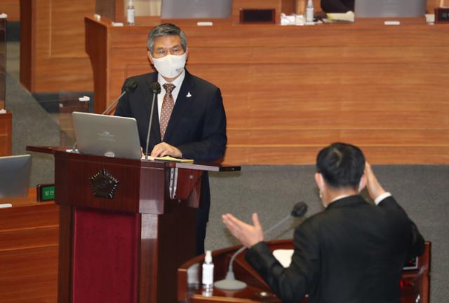 정경두 국방장관이 15일 오후 국회 본회의장에서 열린 외교·통일·안보 분야 대정부질문에서 국민의힘 신원식 의원으로부터 질문 받고 있다. 연합뉴스