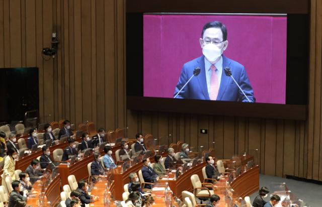 지난 8일 국회 본회의에서 국민의힘 주호영 원내대표가 교섭단체 대표연설을 하는 동안 정세균 총리를 비롯한 국무위원들이 경청하고 있다.연합뉴스