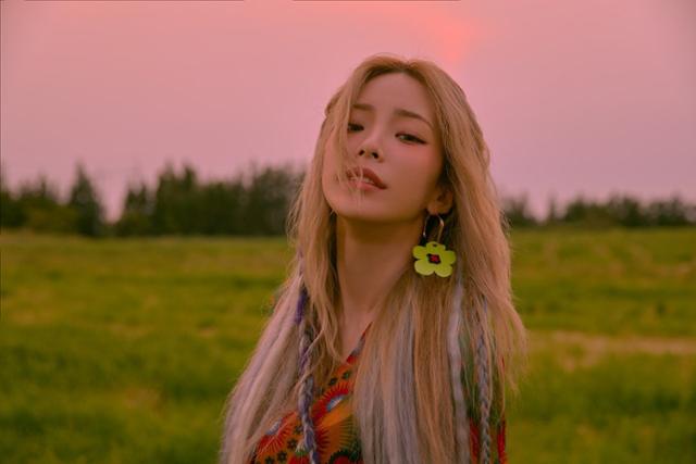 싱어송라이터 헤이즈(Heize)가 싸이의 손을 잡았다. 피네이션 제공