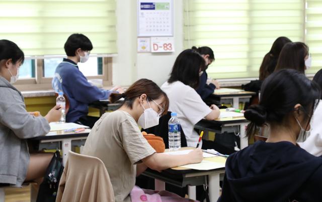 2021학년도 대학수학능력시험을 앞둔 고3 학생들이 16일 오전 서울 영등포구 여의도여자고등학교에서 9월 모의평가를 치르고 있다. 이번 9월 모의평가는 수능 출제기관인 한국교육과정평가원이 본 수능 이전에 실시하는 마지막 모의고사다. 고영권 기자