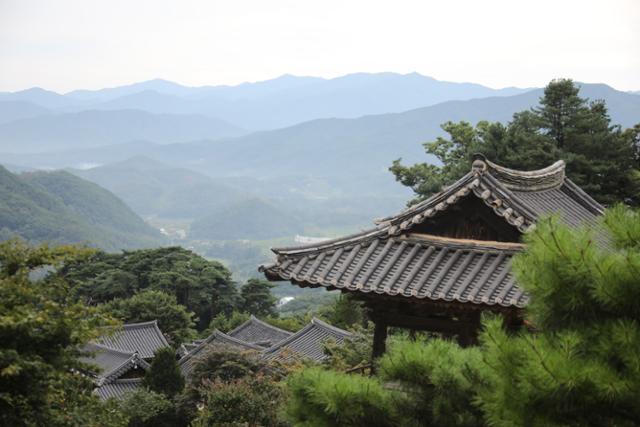 부석사의 진짜 매력은 이 풍경이 아닐까. 무량수전 앞마당에서 보면 소백산 능선이 겹겹이 포개진다. ⓒ박준규