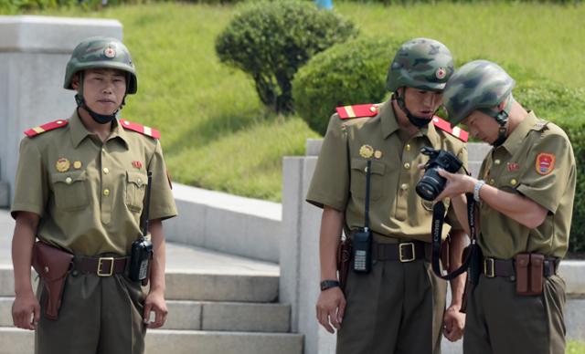 2014년 7월 27일 경기도 파주 판문점 자유의집에서 '61주년 정전협정 조인 기념식'이 열리자 북한군 병사들이 사진을 찍은 후 확인 하고 있다. 카메라는 캐논사 dslr 보급기종. 사진공동취재단