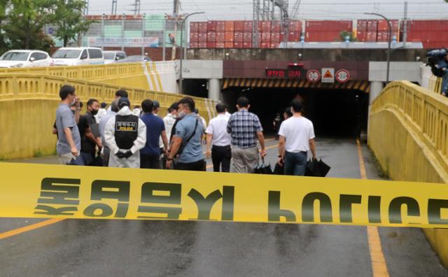 지난 7월 30일 오후 부산 동구 초량 제1지하차도에서 경찰과 국립과학수사연구원 관계자 등이 일주일 전 폭우에 지하차도가 침수된 원인을 규명하는 현장 정밀감식을 벌이고 있다.