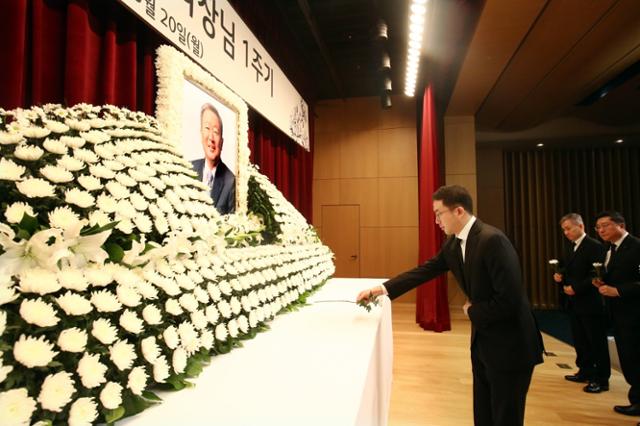 LG화학의 배터리 분사는 고 구본무 전 회장에 이어 구광모 회장까지 2대에 걸친 집념이 만들어 낸 결과물이라는 분석이다. 사진은 지난 해 여의도 LG트윈타워에서 진행된 구본무 회장 1주기 추모식에서 구광모 회장 등이 헌화하고 있는 모습. LG 제공