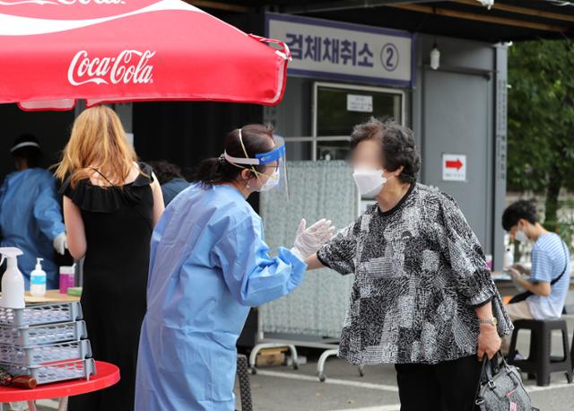 일산동구 보건소에 마련된 선별진료소를 찾은 시민들이 검사를 기다리고 있다. 뉴스1