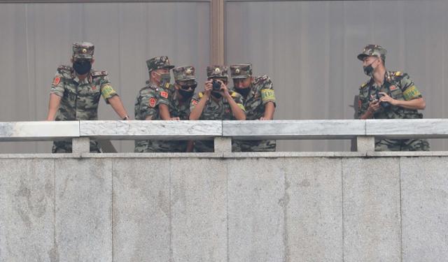 16일 이인영 통일부장관이 판문점을 방문 한 가운데 북측 병사들이 망원경으로 남측을 관측하고있다. 사진공동취재단