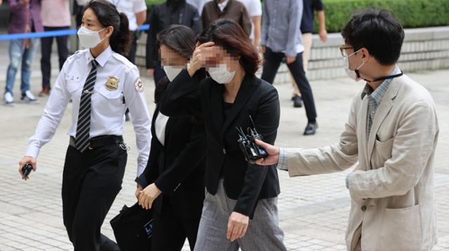 '자녀 입시비리·사모펀드' 관련 혐의를 받는 정경심 동양대 교수가 17일 오전 서울 서초구 서울중앙지방법원에서 열린 속행공판에 출석하기 위해 법정으로 향하고 있다. 정 교수는 공판 중 몸이 아프다는 호소를 하다 법정에서 쓰러져 119 구급대 차량으로 이송됐다. 연합뉴스