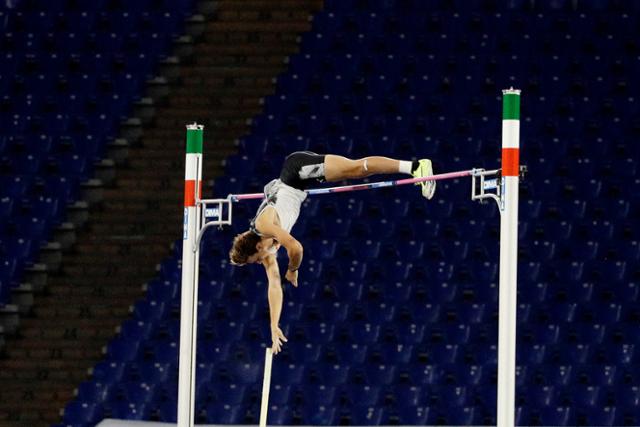 스웨덴의 아르망 뒤플랑티스가 17일(현지시간) 이탈리아 로마에서 열린 국제육상경기연맹(IAAF) 다이아몬드리그 남자 장대높이뛰기 결선에서 실외 세계기록인 6ｍ15㎝를 넘고 있다. 연합뉴스