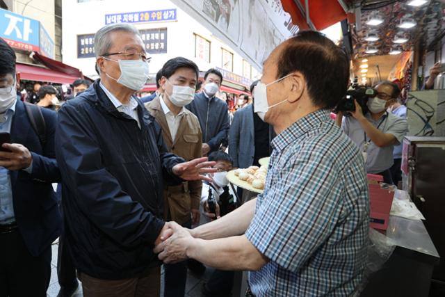 김종인 국민의힘 비상대책위원장이 18일 서울 중구 남대문시장을 찾아 상인들과 대화를 하고 있다. 국회사진기자단