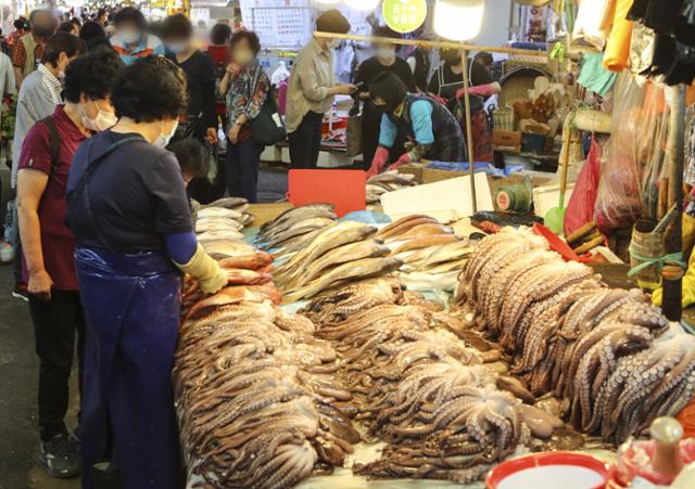 18일 부산 부산진구 부전시장이 추석을 앞두고 제수용품 등을 사려는 사람으로 북적거리고 있다. 연합뉴스