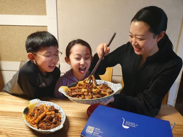 소비자들이 밀키트로 만든 음식을 맛보고 있다. 코로나19로 집에서 끼니를 해결하는 횟수가 늘면서 손쉽게 요리할 수 있는 밀키트 제품 수요가 늘었다. GS리테일 제공