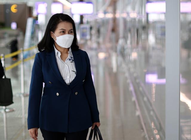 유명희 산업통상자원부 통상교섭본부장이 15일 오전 영종도 인천국제공항 2터미널을 통해 미국 워싱턴 D.C로 출국하고 있다. 영종도=연합뉴스