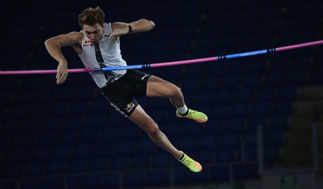 스웨덴의 아르망 뒤플랑티스가 17일(현지시간) 이탈리아 로마에서 열린 국제육상경기연맹(IAAF) 다이아몬드리그 남자 장대높이뛰기 결선에서 실외 세계기록인 6ｍ15㎝를 넘고 있다. 연합뉴스