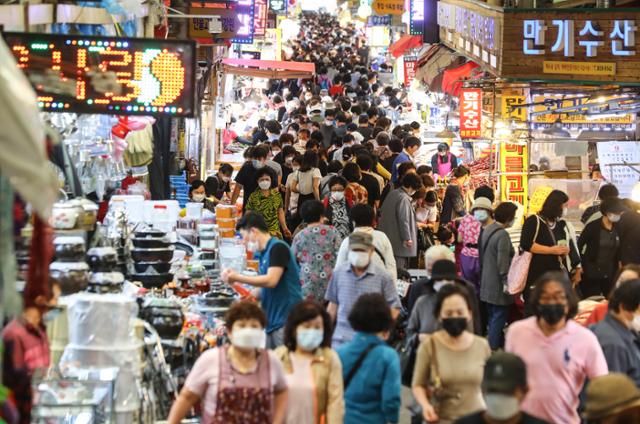 18일 부산 부산진구 부전시장이 추석을 앞두고 제수용품 등을 사려는 사람으로 북적거리고 있다. 연합뉴스