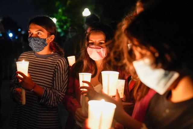 18일 별세한 루스 베이더 긴즈버그 대법관을 추모하는 촛불 집회가 이날 워싱턴 연방대법원 앞에서 열리고 있다. 워싱턴=UPI 연합뉴스