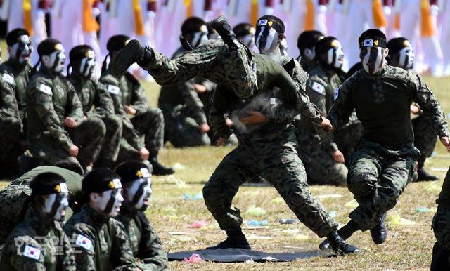 지난 2017년 건국 69주년 국군의 날 행사가 경기도 평택 해군 제2함대사령부에서 열렸다. 특전사 대원들이 특공무술을 선보이고 있다. 한국일보 자료사진