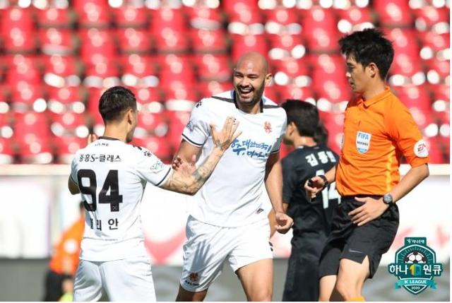 프로축구 K리그1 승격 팀 광주FC가 20일 성남 탄천종합운동장에서 열린 하나원큐 K리그1 2020 22라운드 원정 경기에서 전반 12분 펠리페의 선제 결승 골과 후반 28분 두현석의 추가 골을 엮어 성남을 2-0으로 완파했다. 사진은 결승 골 넣은 광주FC 펠리페(가운데)가 환호하는 모습. 한국프로축구연맹 제공