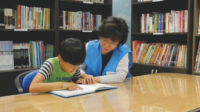 교원자격증을 가진 60대 봉사자가 지난해 5월 경기 파주시 공공주택에서 아동의 방과후 학습을 지도하고 있다. 한국토지주택공사 제공