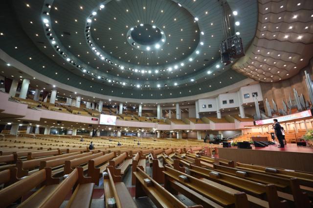 코로나19가 확산 중인 가운데 20일 오전 서울 여의도순복음교회에서 온라인 예배가 열리고 있다. 서울과 경기, 인천 등 수도권 교회에서는 이전처럼 비대면 영상예배만이 허용되지만 교회 내 예배실 좌석 수가 300석 이상일 경우 최대 50명 미만까지 영상예배 제작을 위해 실내에 머물 수 있도록 방역 지침이 일부 완화됐다. 뉴스1