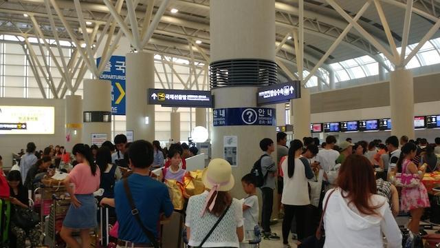 코로나19 이전 외국인 관광객들이 몰린 제주공항 국제선 터미널 전경.