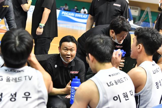 조성원 LG 감독이 20일 현대모비스전에서 작전 지시를 하고 있다. KBL 제공