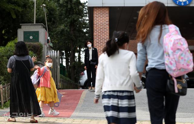 수도권 지역 학교들이 전면 원격수업을 끝내고 등교수업을 재개한 21일 오전 서울 강동구 한산초등학교에서 학생들이 등교하고 있다. 뉴시스