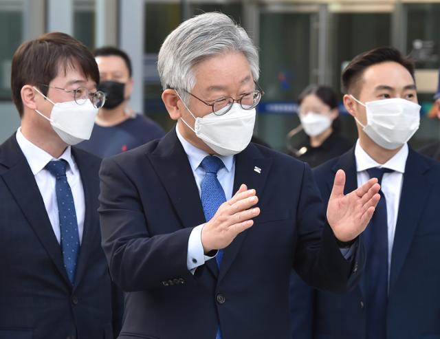 이재명 경기도지사가 21일 경기 수원시 영통구 수원고등법원에서 열린 파기환송심 첫 공판을 마치고 이동하고 있다. 뉴시스