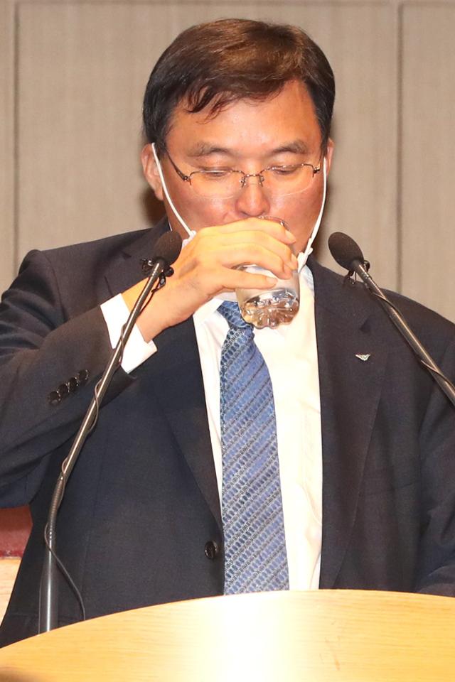 구본환 인천국제공항공사 사장이 지난달 16일 인천공항 인근 공사 대강당에서 기자회견을 열어 정부의 사장 해임 추진에 대한 입장을 표명하던 도중 물을 마시고 있다. 영종도=서재훈 기자