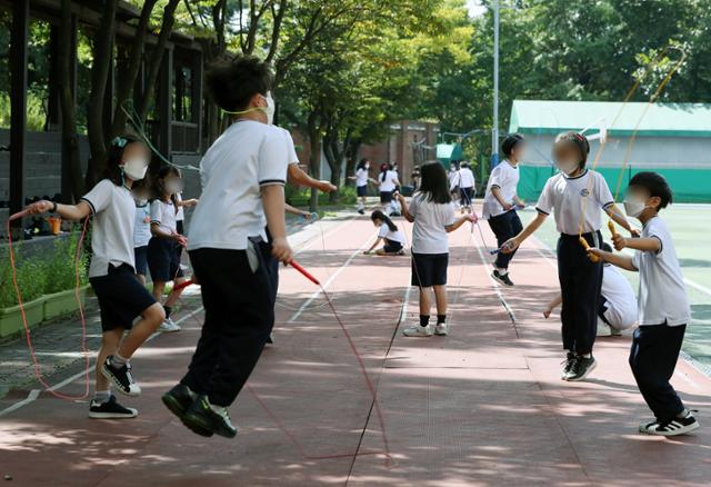 수도권 소재 유치원, 학교가 약3주간의 전면 원격수업을 마무리하고 등교를 재개한 21일 서울 화랑초등학교에서 거리두기를 유지하며 체육수업이 진행되고 있다. 교육부에 따르면 21일부터 10월11일까지 수도권 유치원, 초등학교, 중학교는 3분의 1, 고등학교는 3분의 2 이내로 인원을 유지하고 등교한다. 수도권 코로나19 재확산으로 지난달 26일 전면 원격수업을 시작한 지 26일만이다. 뉴시스