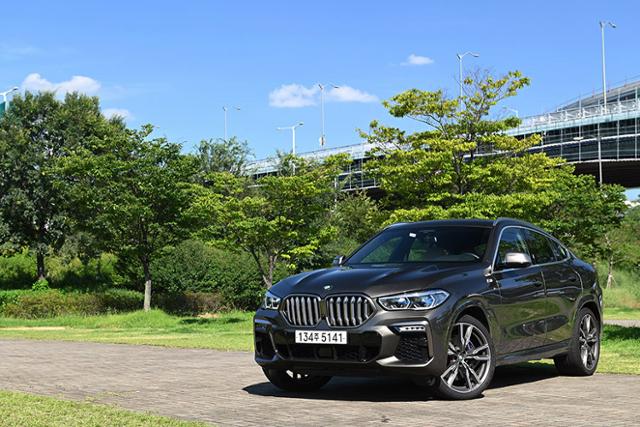 M 퍼포먼스의 힘을 더한 'BMW X6'는 그 어떤 쿠페형 SUV보다 더욱 대담하고 강렬한 가치를 제시한다.